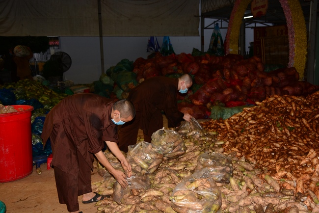 Chùa Hoằng Pháp: Tiếp tục hỗ trợ người dân khó khăn trong đại dịch Covid (đợt 8)